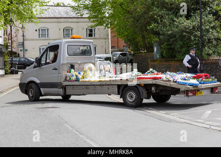 St Mary Cray, Kent, UK, 3 mai 2018.Le service et funérailles de Vincent Henry, l'intrus qui sont morts à la suite d'une lutte avec Richard, Osborn-Brooks est tenu dans la ville tranquille de St Mary Cray sous forte présence policière et de menaces de violence contre des journalistes. Un grand nombre de sa famille et de la communauté sont présents. Credit : Imageplotter News et Sports/Alamy Live News Banque D'Images