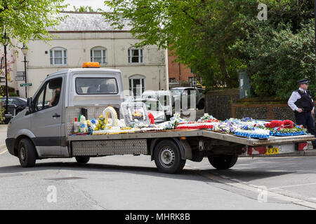 St Mary Cray, Kent, UK, 3 mai 2018.Le service et funérailles de Vincent Henry, l'intrus qui sont morts à la suite d'une lutte avec Richard, Osborn-Brooks est tenu dans la ville tranquille de St Mary Cray sous forte présence policière et de menaces de violence contre des journalistes. Un grand nombre de sa famille et de la communauté sont présents. Credit : Imageplotter News et Sports/Alamy Live News Banque D'Images