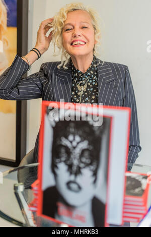 Londres, Royaume-Uni. 3e mai 2018. Ladyland par Ellen von Unwerth (photo), Femme photographe de mode, une nouvelle exposition de plus de 40 de ses plus célèbres photographies datant des années 1990 à aujourd'hui au London's Opera Gallery de Mayfair. Crédit : Guy Bell/Alamy Live News Banque D'Images