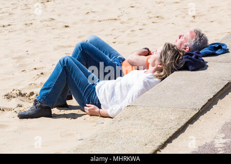 Bournemouth, Dorset, UK. 3e mai 2018. Météo France : cool après-midi ensoleillé sur les plages de Bournemouth, en tant que visiteurs, profitez du soleil au bord de la mer. Couple de soleil à la plage de Bournemouth. Credit : Carolyn Jenkins/Alamy Live News Banque D'Images