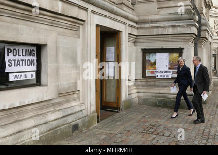 (180503) -- Londres, 3 mai 2018 (Xinhua) -- Le Premier ministre britannique Theresa May (L) arrive avec son mari Philip peut à la salle centrale méthodiste à voter à l'élection du conseil local à Londres, Angleterre le 3 mai 2018. Des millions de personnes dans les villes et l'Angleterre ont voté jeudi en ce qui est perçu comme un test décisif de la tête de partis politiques. (Xinhua/Tim Irlande) (WTC) Banque D'Images