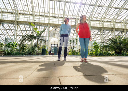 Londres, Royaume-Uni. 3e mai 2018. Deux personnes à la ronde Maison tempérée récemment rénové à Kew Gardens à Londres Crédit : Andrew Hasson/Alamy Live News Banque D'Images