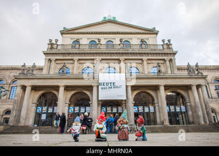 Quatre nains de jardin stand le 21 novembre 2015 à Hanovre (Basse-Saxe) en face de l'opéra. En ce moment, le directeur de théâtre de Dortmund Kay Voges étapes l 'Freischutz' de Carl Maria von Weber à l'Opéra. Puisque c'est la question 'Qu'est-allemand ?" Promenades, l'opéra invite à une réunion où tout le monde peut apporter ses garden gnome avec eux. Photo : Philipp von Ditfurth/DPA | conditions dans le monde entier Banque D'Images