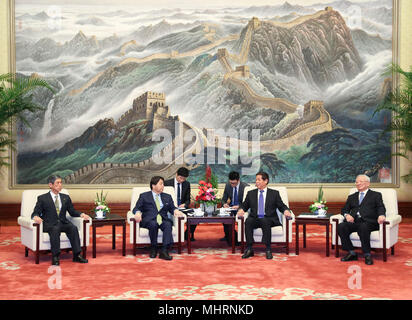 (180503) -- BEIJING, 3 mai 2018 (Xinhua) -- Li Zhanshu (2e R), président du Comité permanent de l'Assemblée populaire nationale (APN), rencontre avec la délégation de l'Union des parlementaires d'amitié Japon-chine dirigé par Hayashi Yoshimasa, à Beijing, capitale de Chine, le 3 mai 2018. (Xinhua/Pang Xinglei) (zkr) Banque D'Images