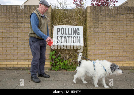 Farnborough, Royaume-Uni. 3 mai, 2018. L'homme avec son chien Jack et de scrutin. Credit : Shaun Jackson/Alamy Live News Banque D'Images