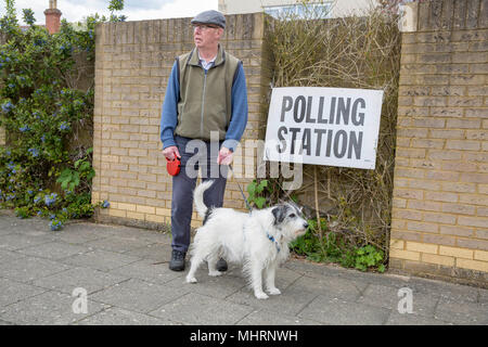 Farnborough, Royaume-Uni. 3 mai, 2018. L'homme avec son chien Jack et de scrutin. Credit : Shaun Jackson/Alamy Live News Banque D'Images