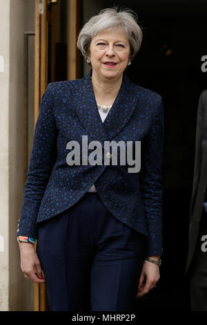 Londres, Royaume-Uni. 3 mai, 2018. Le Premier ministre britannique Theresa peut quitte la salle centrale méthodiste après le vote dans les élections aux conseils locaux à Londres, Angleterre le 3 mai 2018. Des millions de personnes dans les villes et l'Angleterre ont voté jeudi en ce qui est perçu comme un test décisif de la tête de partis politiques. Crédit : Tim Irlande/Xinhua/Alamy Live News Banque D'Images