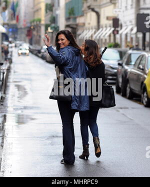 Milan, Alena Seredova dans le centre avec un ami Alena Seredova promenades à travers les rues du centre avec un ami. Banque D'Images