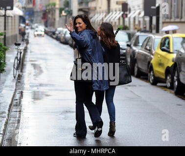 Milan, Alena Seredova dans le centre avec un ami Alena Seredova promenades à travers les rues du centre avec un ami. Banque D'Images