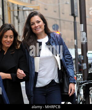 Milan, Alena Seredova dans le centre avec un ami Alena Seredova promenades à travers les rues du centre avec un ami. Banque D'Images