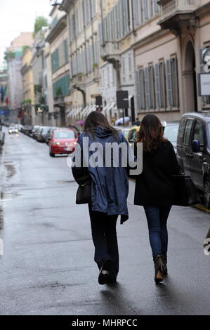 Milan, Alena Seredova dans le centre avec un ami Alena Seredova promenades à travers les rues du centre avec un ami. Banque D'Images