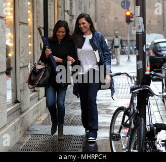 Milan, Alena Seredova dans le centre avec un ami Alena Seredova promenades à travers les rues du centre avec un ami. Banque D'Images