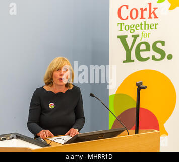 Cork, Irlande. 3 mai, 2018. Le personnel de l'UCC a tenu un "Ensemble pour l'Oui' Information événement ce soir à l'UCC, le liège. L'événement était de donner des informations sur le troisième amendement référendum en Irlande le 25 mai. Photographié lors de la manifestation est le sénateur Kelleher Colette. Credit : Andy Gibson/Alamy Live News. Banque D'Images