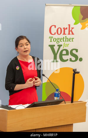 Cork, Irlande. 3 mai, 2018. Le personnel de l'UCC a tenu un "Ensemble pour l'Oui' Information événement ce soir à l'UCC, le liège. L'événement était de donner des informations sur le troisième amendement référendum en Irlande le 25 mai. Sur la photo la parole lors de la Dre Louise Crowley, Faculté de droit de l'UCC. Credit : Andy Gibson/Alamy Live News. Banque D'Images