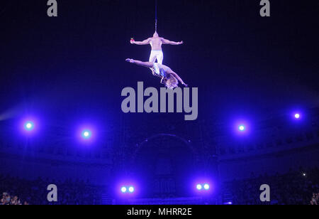 Kiev, Ukraine. 3 mai, 2018. Les artistes de cirque effectuer au cours de la présentation du nouveau spectacle ''Le fresques de Kiev'' au Cirque National Ukrainien à Kiev, Ukraine, le 3 mai 2018. Du Cirque de Kiev est l'une des plus anciennes de l'Ukraine. Le spectacle sera mis en scène à partir de Mai 03 à Juillet 01. Crédit : Serg Glovny/ZUMA/Alamy Fil Live News Banque D'Images