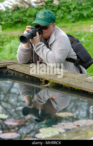 Le 3 mai 2018 d'Oakham : UK Weather : Basking in the sunshine wildlife se reproduit le long chemin de halage de la rivière pêcheurs locaux ajouter sign posts visiteurs avertissement sur la reproduction de la faune de la région sur une chaude journée ensoleillée au bord de la rivière Swan vérifie ses oeufs, réflexions sur la rivière. Clifford Norton Alamy Live News. Banque D'Images