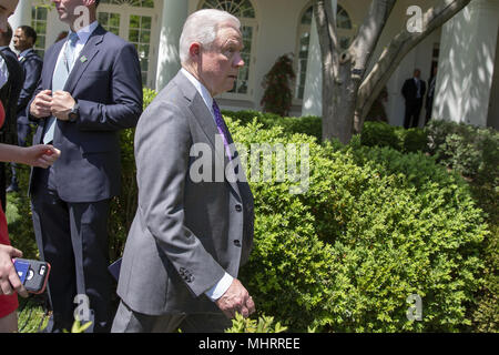 Washington, District de Columbia, Etats-Unis. 3 mai, 2018. Procureur général Jeffrey Sessions quitte le jardin Rose après une journée nationale de prière dans l'événement à la Maison Blanche à Washington, DC, le 3 mai 2018. Crédit : Alex Edelman/CNP Crédit : Alex Edelman/CNP/ZUMA/Alamy Fil Live News Banque D'Images