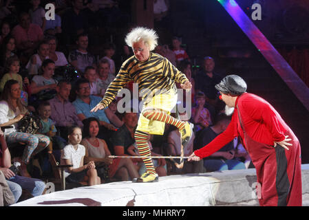 Kiev, Ukraine. 3 mai, 2018. Clowns de cirque effectuer au cours de la présentation du nouveau spectacle ''Le fresques de Kiev'' au Cirque National Ukrainien à Kiev, Ukraine, le 3 mai 2018. Du Cirque de Kiev est l'une des plus anciennes de l'Ukraine. Le spectacle sera mis en scène à partir de Mai 03 à Juillet 01. Crédit : Serg Glovny/ZUMA/Alamy Fil Live News Banque D'Images