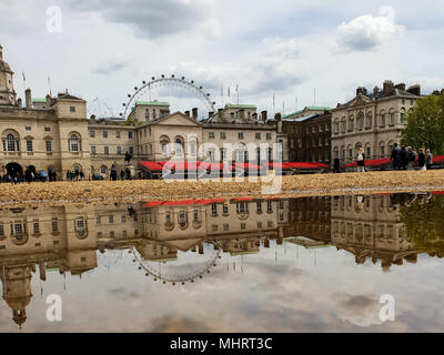 Londres. UK 3 mai 2018 - Réflexion de London Eye et de bâtiments gouvernementaux sur une journée ensoleillée dans une flaque d'eau dans la région de Horse Guards récemment causés par de fortes pluies. Credit : Roamwithrakhee/Alamy Live News Banque D'Images