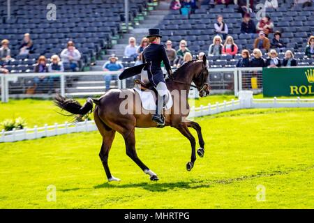 Badminton, UK. 3e mai 2018. Dressage de l'après-midi. Pippa Funnel. Billy Méfiez-vous. GBR Mitsubishi Badminton Horse Trials. Le Badminton. UK. {03}/{05}{}/ 2018. Credit : Sport en images/Alamy Live News Banque D'Images