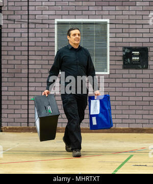 Brentwood Essex 3 mai 2018 ; boîte de scrutin arrive à l'élection de Brentwood Count, une partie de l'élection du Conseil de l'anglais Ian Davidson Crédit/Alamy Live News Banque D'Images