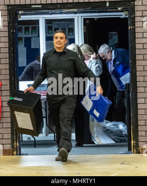 Brentwood Essex 3 mai 2018 ; boîte de scrutin arrive à l'élection de Brentwood Count, une partie de l'élection du Conseil de l'anglais Ian Davidson Crédit/Alamy Live News Banque D'Images