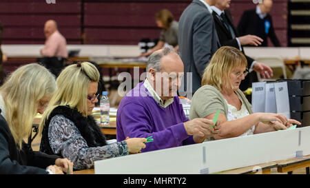 Brentwood, Essex, 3 mai 2018 Bulletin de vérification à l'élection du conseil local de Brentwood où le nombre de bulletins de vote sont vérifiés avant d'être comptés Credit Ian Davidson/Alamy Live News Banque D'Images