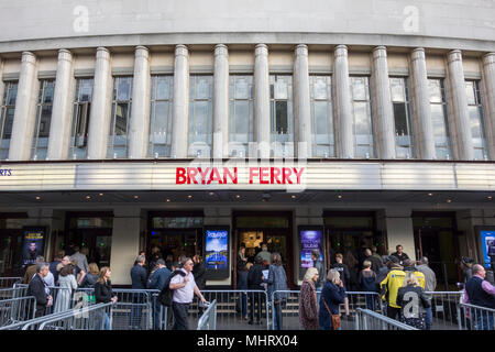 Des gens font la queue pour la première nuit du concert de Bryan Ferry à Eventim Apollo, Hammersmith, Londres. Banque D'Images