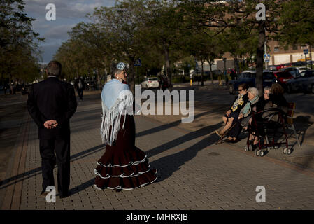 Granada, Espagne. 2 mai, 2018. Une femme en robe flamenco typique vu marcher avec son mari. 'El dÃ-a de la cruz'' ou 'DÃ-un de Las Cruces'' est l'une des plus belles fêtes de Grenade. Chaque 3e de mai de nombreuses rues, places et terrasses voir les autels de croix décorées avec des fleurs pour célébrer la Sainte Croix. Crédit : Carlos Gil/SOPA Images/ZUMA/Alamy Fil Live News Banque D'Images