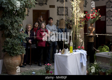 Granada, Espagne. 3 mai, 2018. Les personnes qui visitent la croix de la Corrala de Santiago. 'El dÃ-a de la cruz'' ou 'DÃ-un de Las Cruces'' est l'une des plus belles fêtes de Grenade. Chaque 3e de mai de nombreuses rues, places et terrasses voir les autels de croix décorées avec des fleurs pour célébrer la Sainte Croix. Crédit : Carlos Gil/SOPA Images/ZUMA/Alamy Fil Live News Banque D'Images