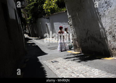 Granada, Espagne. 3 mai, 2018. Deux femmes portant robe flamenco typique vu dans une rue de quartier El Realejo lors de la Dia de Las Cruces. 'El dÃ-a de la cruz'' ou 'DÃ-un de Las Cruces'' est l'une des plus belles fêtes de Grenade. Chaque 3e de mai de nombreuses rues, places et terrasses voir les autels de croix décorées avec des fleurs pour célébrer la Sainte Croix. Crédit : Carlos Gil/SOPA Images/ZUMA/Alamy Fil Live News Banque D'Images