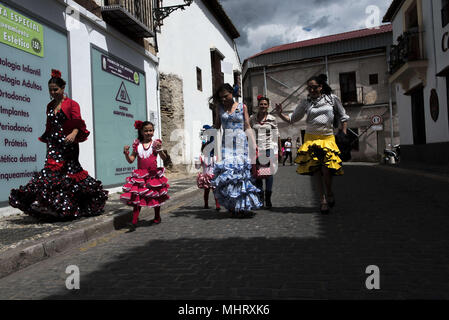 Granada, Espagne. 3 mai, 2018. Les femmes portant robe flamenco typique de marcher le long des rues du quartier Albaicin. 'El dÃ-a de la cruz'' ou 'DÃ-un de Las Cruces'' est l'une des plus belles fêtes de Grenade. Chaque 3e de mai de nombreuses rues, places et terrasses voir les autels de croix décorées avec des fleurs pour célébrer la Sainte Croix. Crédit : Carlos Gil/SOPA Images/ZUMA/Alamy Fil Live News Banque D'Images