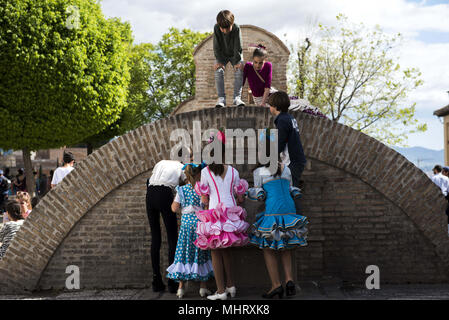 Granada, Espagne. 3 mai, 2018. Les enfants jouent dans la fontaine de l'Aljibe de San Nicolas lors de la Dia de Las Cruces 'El dÃ-a de la cruz'' ou 'DÃ-un de Las Cruces'' est l'une des plus belles fêtes de Grenade. Chaque 3e de mai de nombreuses rues, places et terrasses voir les autels de croix décorées avec des fleurs pour célébrer la Sainte Croix. Crédit : Carlos Gil/SOPA Images/ZUMA/Alamy Fil Live News Banque D'Images