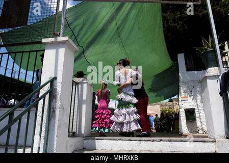 Granada, Espagne. 3 mai, 2018. Les femmes portant robe flamenco typique vu dans la rue des rues de quartier Albaicin. 'El dÃ-a de la cruz'' ou 'DÃ-un de Las Cruces'' est l'une des plus belles fêtes de Grenade. Chaque 3e de mai de nombreuses rues, places et terrasses voir les autels de croix décorées avec des fleurs pour célébrer la Sainte Croix. Crédit : Carlos Gil/SOPA Images/ZUMA/Alamy Fil Live News Banque D'Images