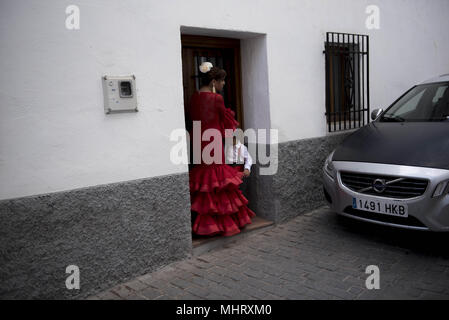 Granada, Espagne. 3 mai, 2018. Une femme avec son fils un portant robe Flamenco typique vu dans une rue de quartier Albaicin au cours de la Dia de Las Cruces à Grenade.'El dÃ-a de la cruz'' ou 'DÃ-un de Las Cruces'' est l'une des plus belles fêtes de Grenade. Chaque 3e de mai de nombreuses rues, places et terrasses voir les autels de croix décorées avec des fleurs pour célébrer la Sainte Croix. Crédit : Carlos Gil/SOPA Images/ZUMA/Alamy Fil Live News Banque D'Images