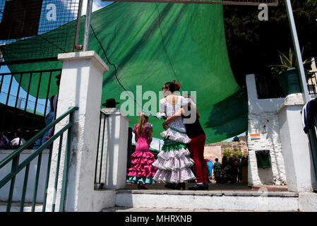 Les femmes portant robe flamenco typique vu dans la rue des rues de quartier Albaicin. "El día de la Cruz" ou "Día de Las Cruces" est l'une des plus belles fêtes de Grenade. Chaque 3e de mai de nombreuses rues, places et terrasses voir les autels de croix décorées avec des fleurs pour célébrer la Sainte Croix. Banque D'Images