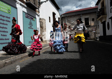 Les femmes portant robe flamenco typique de marcher le long des rues du quartier Albaicin. "El día de la Cruz" ou "Día de Las Cruces" est l'une des plus belles fêtes de Grenade. Chaque 3e de mai de nombreuses rues, places et terrasses voir les autels de croix décorées avec des fleurs pour célébrer la Sainte Croix. Banque D'Images