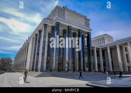 Moscou, Russie- avril, 24, 2018 : vue extérieure de la bibliothèque d'Etat de Russie. Monument de l'écrivain F. M. Dostoïevski Banque D'Images