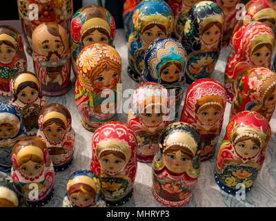 Au marché de la rue Matrioshka, souvenir populaire emblématique de la Russie, l'Ukraine. Lumineuses colorées poupées russes d'emboîtement. Les traditions nationales Consept Banque D'Images