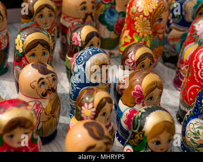 Au marché de la rue Matrioshka, souvenir populaire emblématique de la Russie, l'Ukraine. Lumineuses colorées poupées russes d'emboîtement. Les traditions nationales Consept Banque D'Images