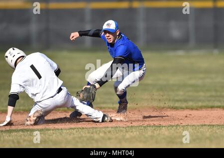 Runner pour en revenir à la deuxième base en toute sécurité sur les pick-off play en avant de l'étiquette. USA. Banque D'Images