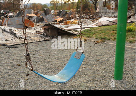 Aire de jeux pour les destructions causées la vallée au cours de l'incendie de forêt de la Californie 2015 saison dans le comté de Lake, en Californie. Banque D'Images