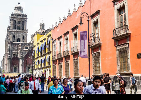 Mexico, mexicain, hispanique, Centro historico, centre historique, Calle Moneda, rue piétonne, Metropolitan Cathedral, Catedral Metropolitana, Bell Banque D'Images