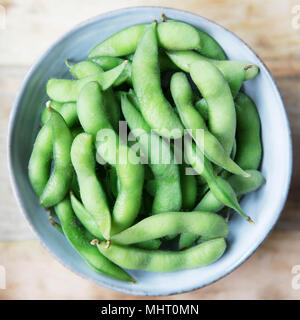 Edamame frais dans bol bleu à partir de ci-dessus. Banque D'Images