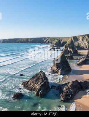 Beau crépuscule coucher du soleil image paysage de Bedruthan Steps rock stacks sur West coast Cornwall en Angleterre Banque D'Images