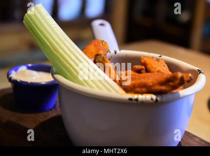 Buffalo wings à l'ancien commissaire-priseur à Banbury, ROYAUME UNI Banque D'Images