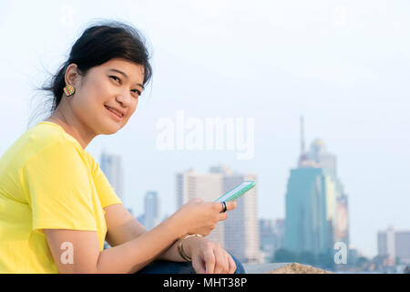 Concept de communication reliant entities.Networking,social,Internet,médias résumé communication.Une femme portant une chemise jaune assis sur la rivière. E Banque D'Images