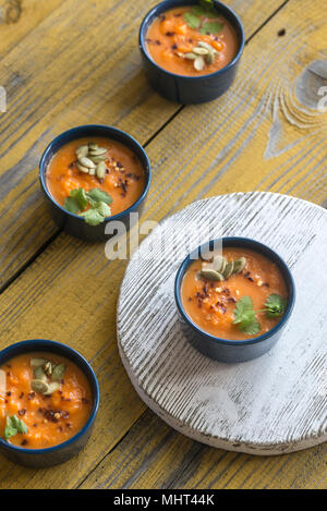 Bols de soupe crème de citrouille sur la table en bois Banque D'Images