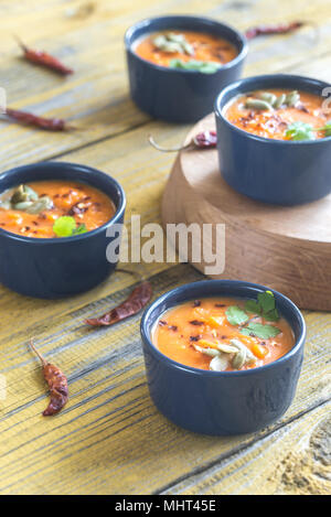 Bols de soupe crème de citrouille sur la table en bois Banque D'Images