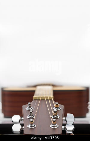 Close up d'une guitare acoustique Guitare sur fond blanc avec l'exemplaire de l'espace. Banque D'Images